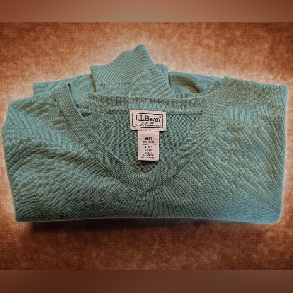 LL Bean men’s lightweight Cotton Sweater
Men’s Large VNeck Long sleeve